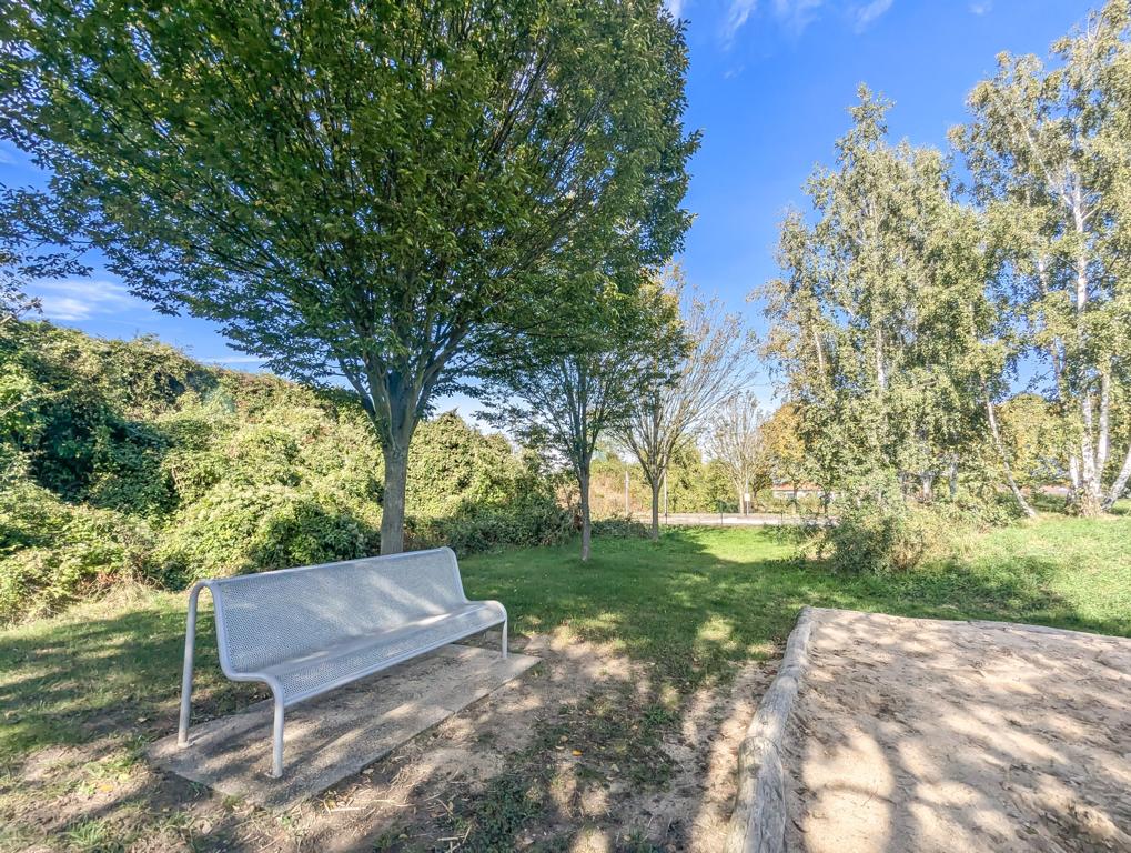 Schattige Bank am Spielplatz