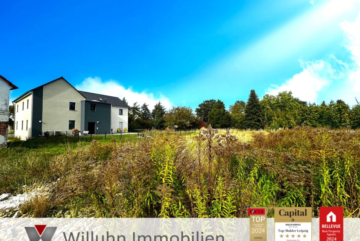 Titel Grundstück mit Blick auf das gebaute Haus