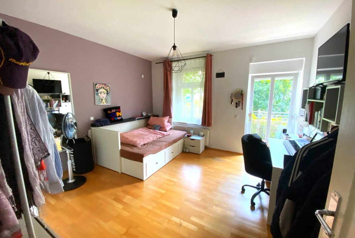 Schlafzimmer mit Balkon (OG)