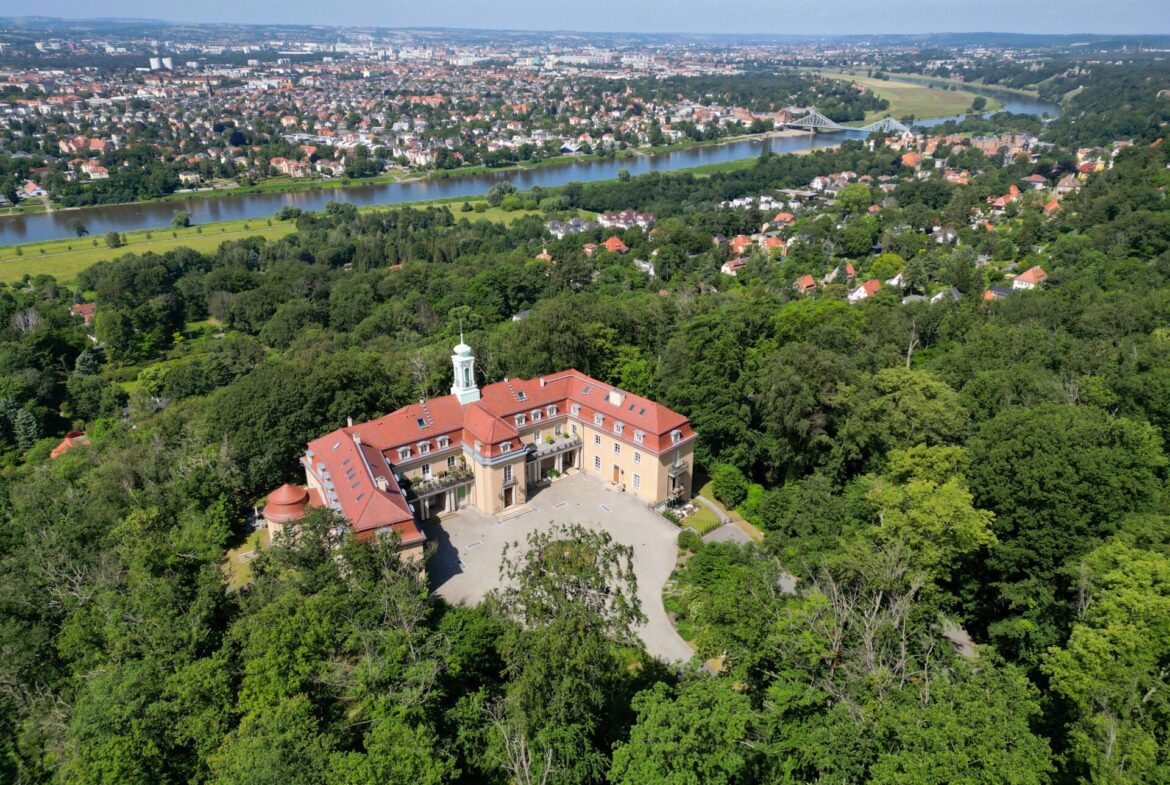 Eingebettet im Grünen mit Blick auf die Elbe