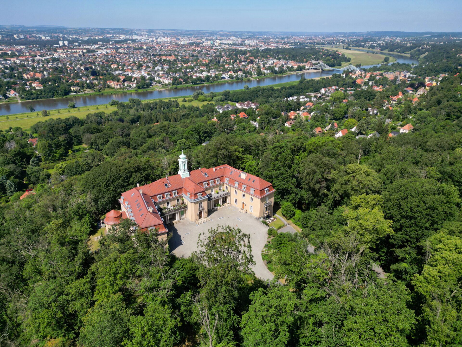 Eingebettet im Grünen mit Blick auf die Elbe