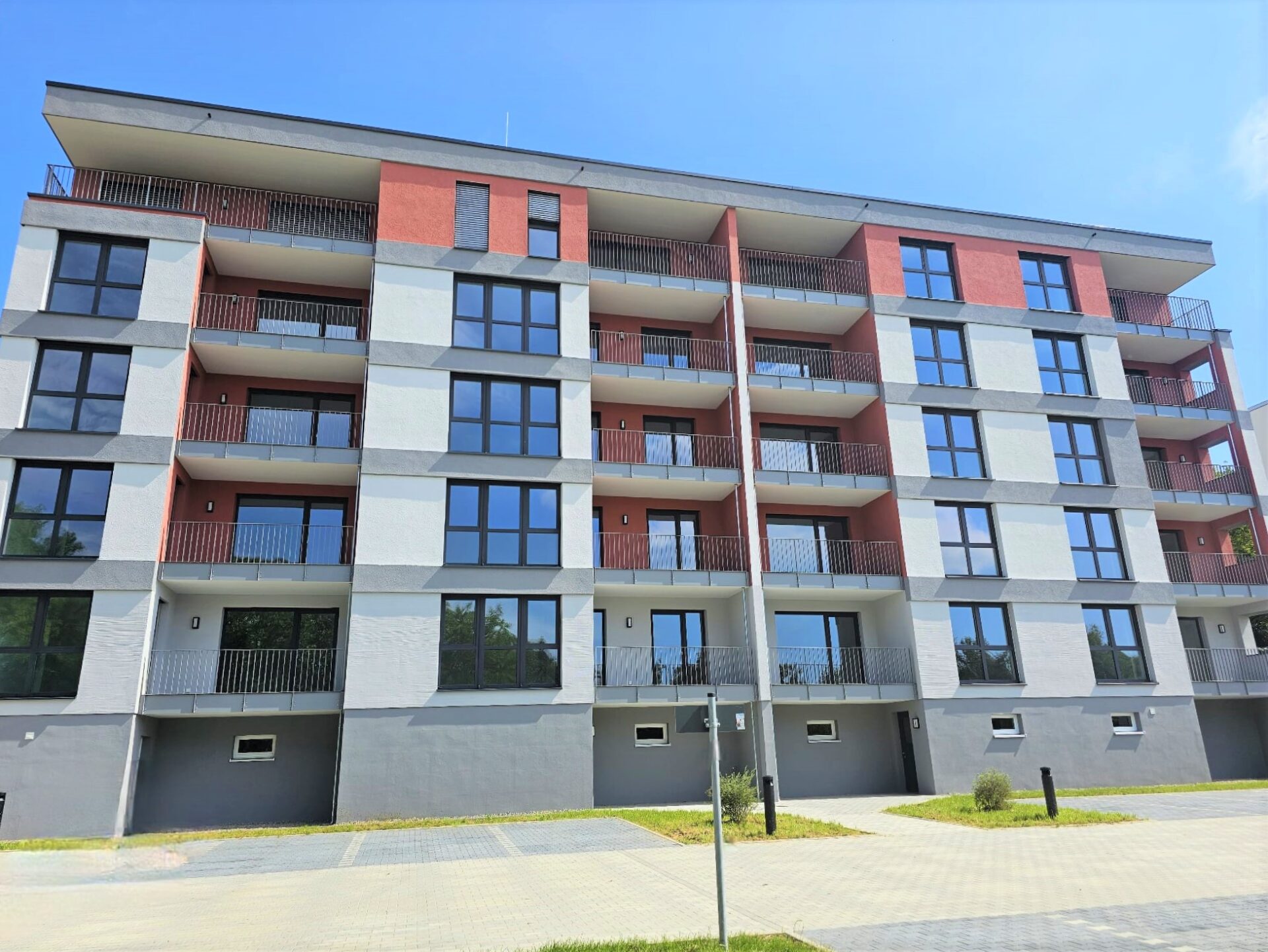 Geschützte Balkone mit Außenstellplätzen 