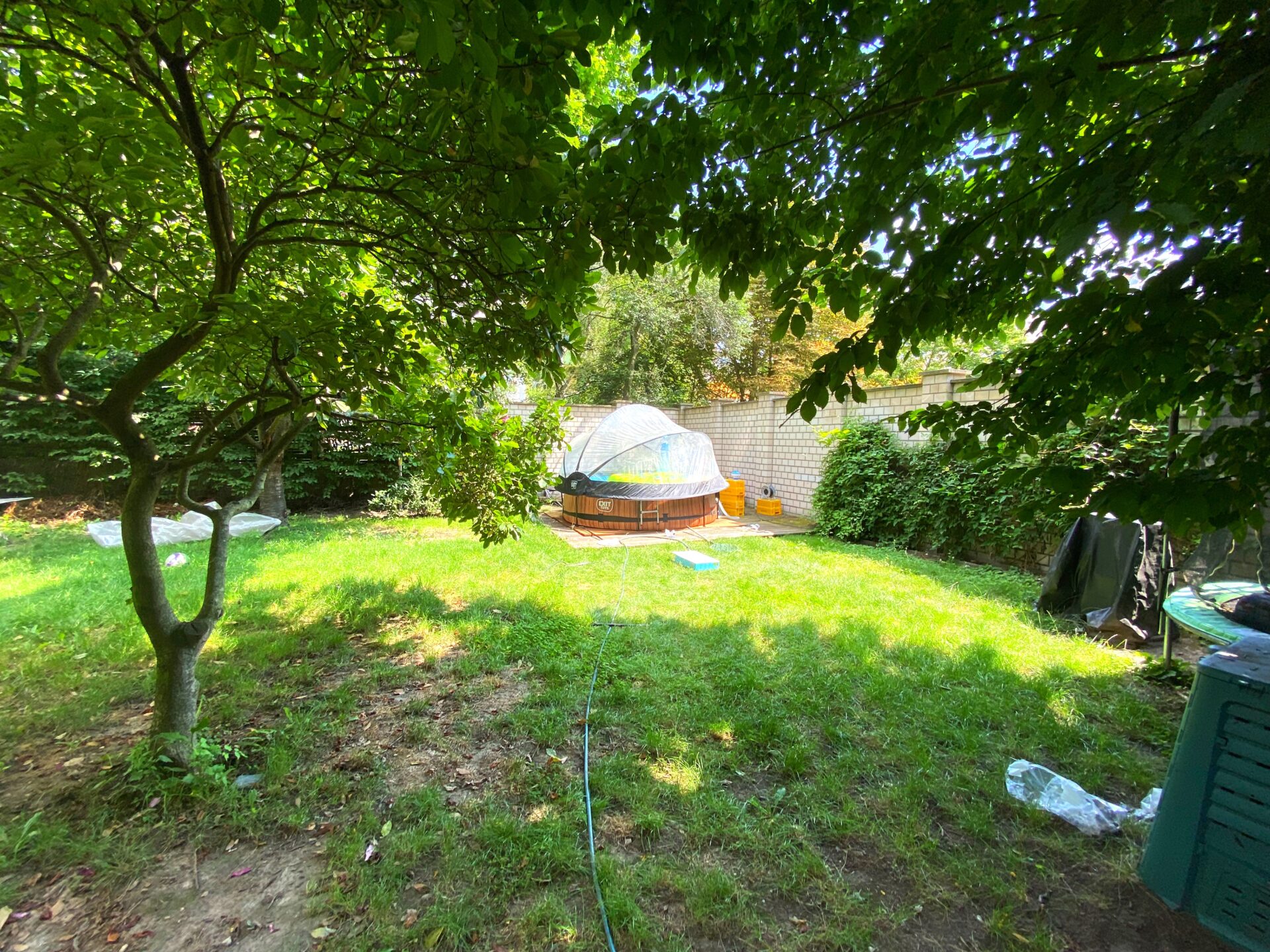 Garten mit kleiner Holz-Terrasse