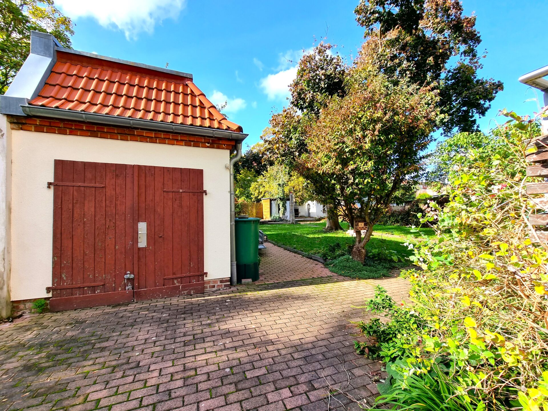 Garage mit Garten