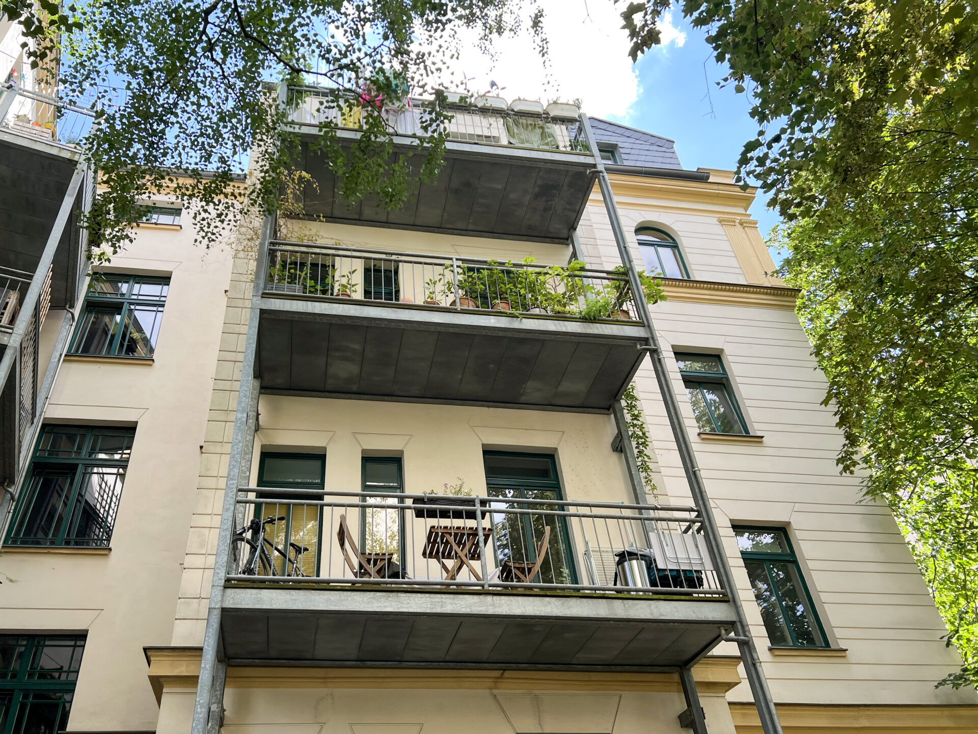 Große Balkone zum Garten ---Beispielfoto Vergleichswohnung im Objekt 