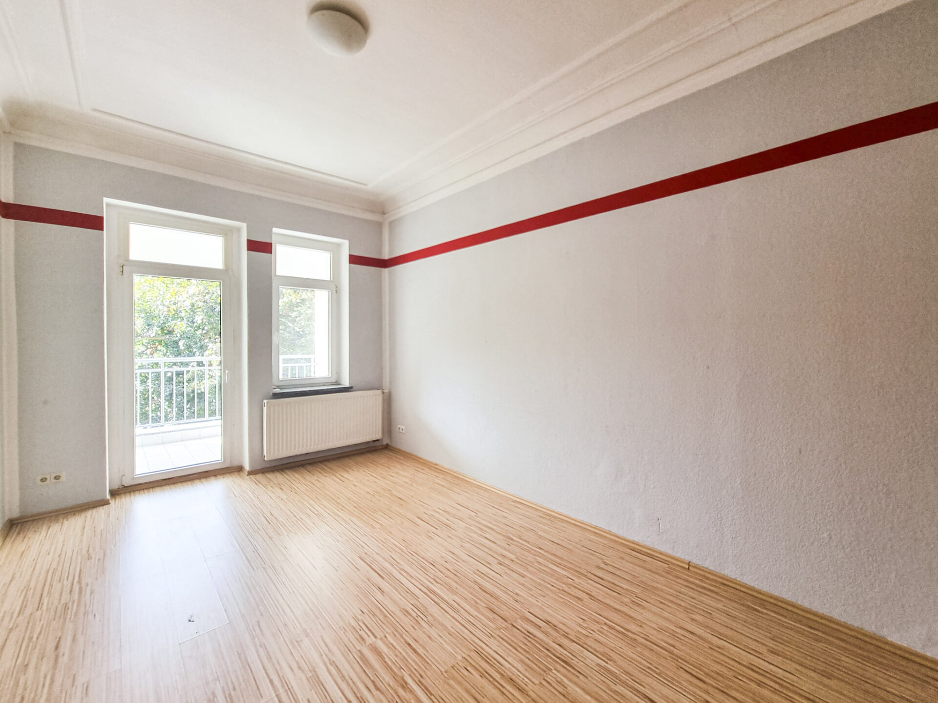 Kinderzimmer mit Zugang zum Balkon