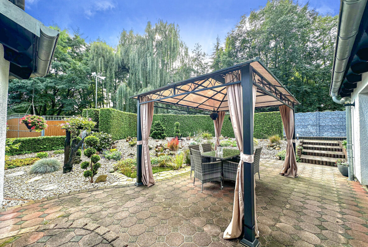 Geräumige Terrasse mit Blick in den Garten