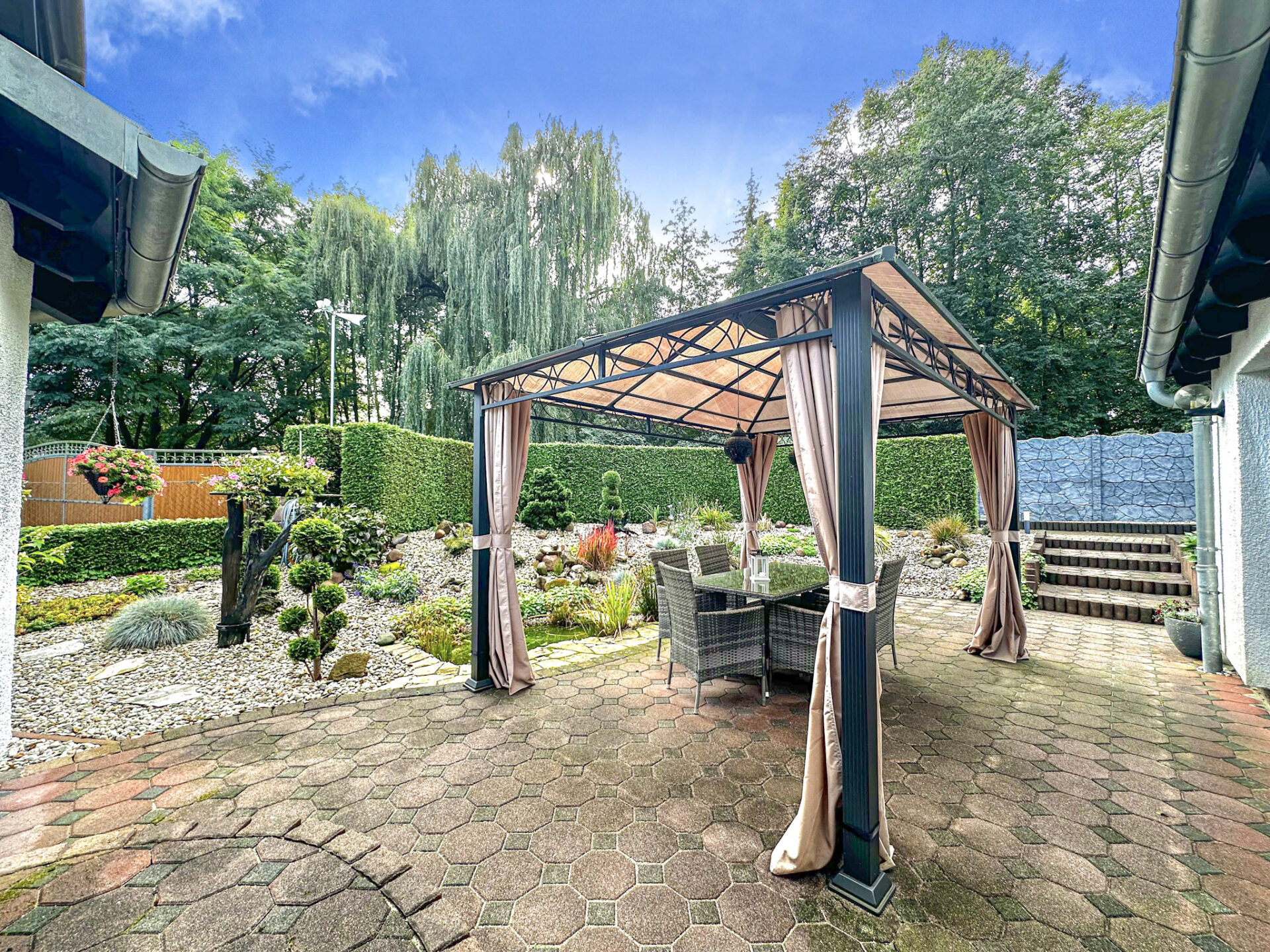 Geräumige Terrasse mit Blick in den Garten