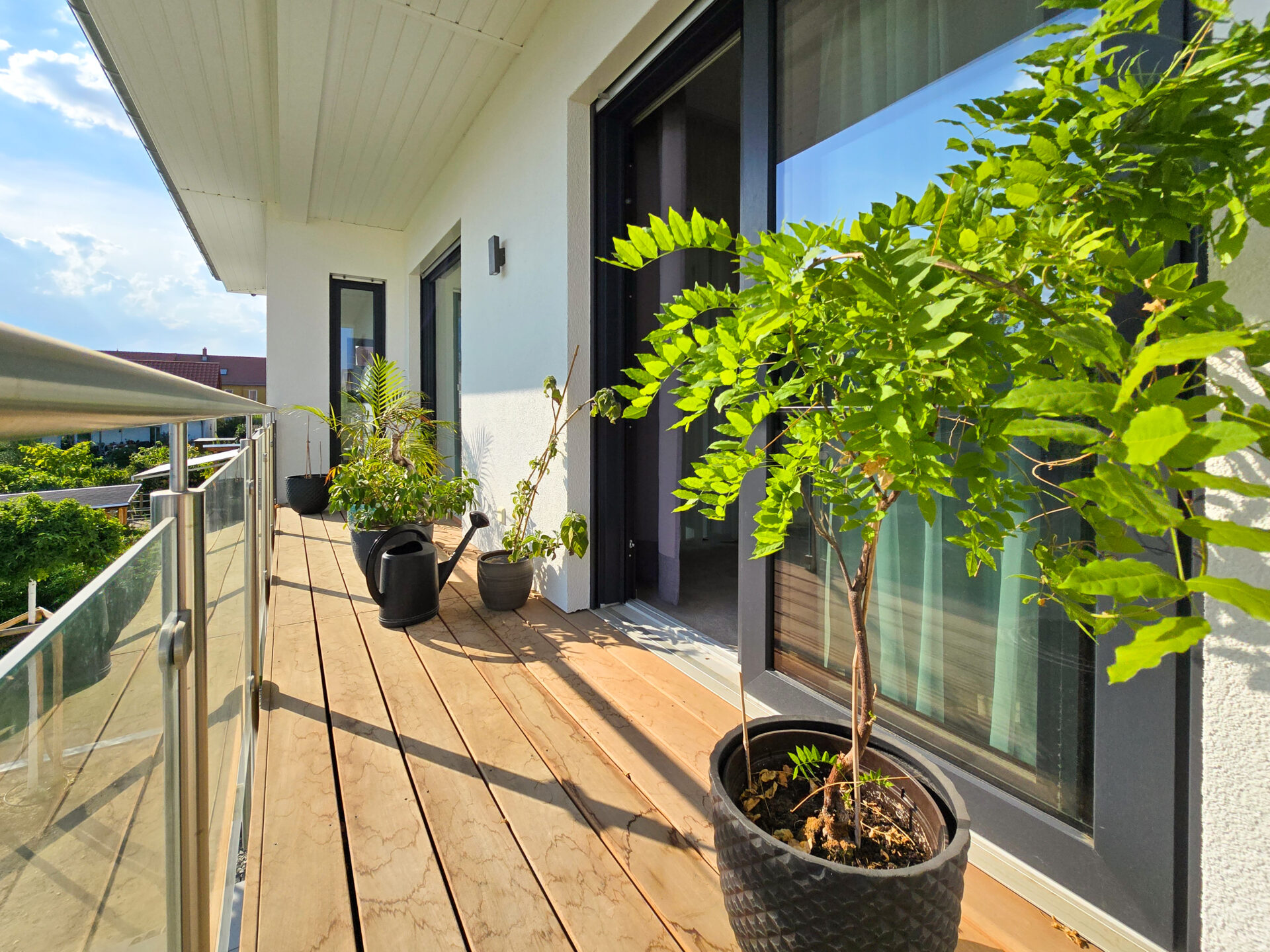 Sonniger Balkon vor dem Schlafzimmer