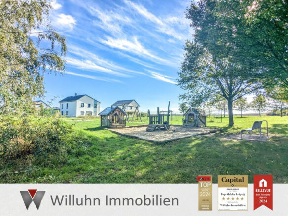 Spielplatz mit Blick auf die Wohnsiedlung