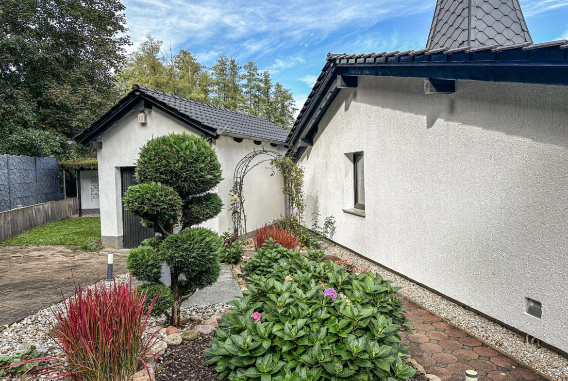 Weg zur Garage durch den Rosenbogen