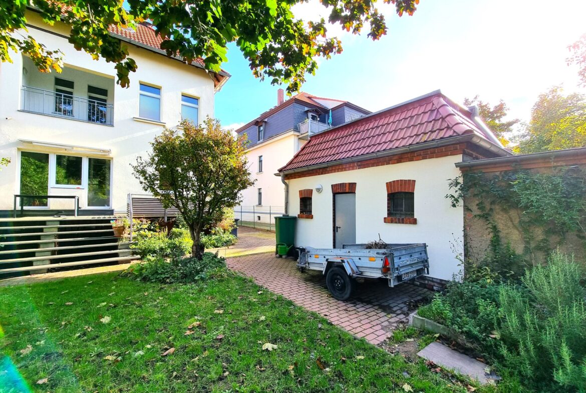 Garten mit Garage