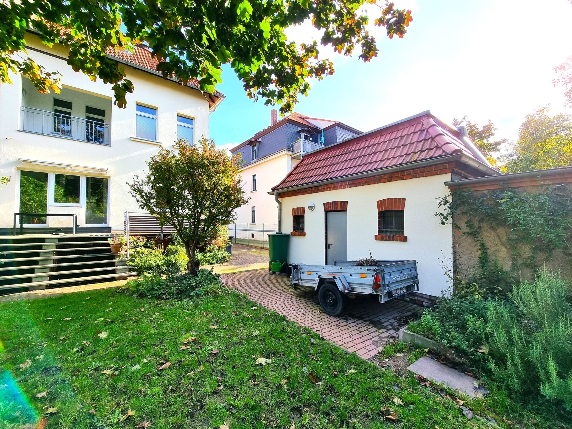 Garten mit Garage