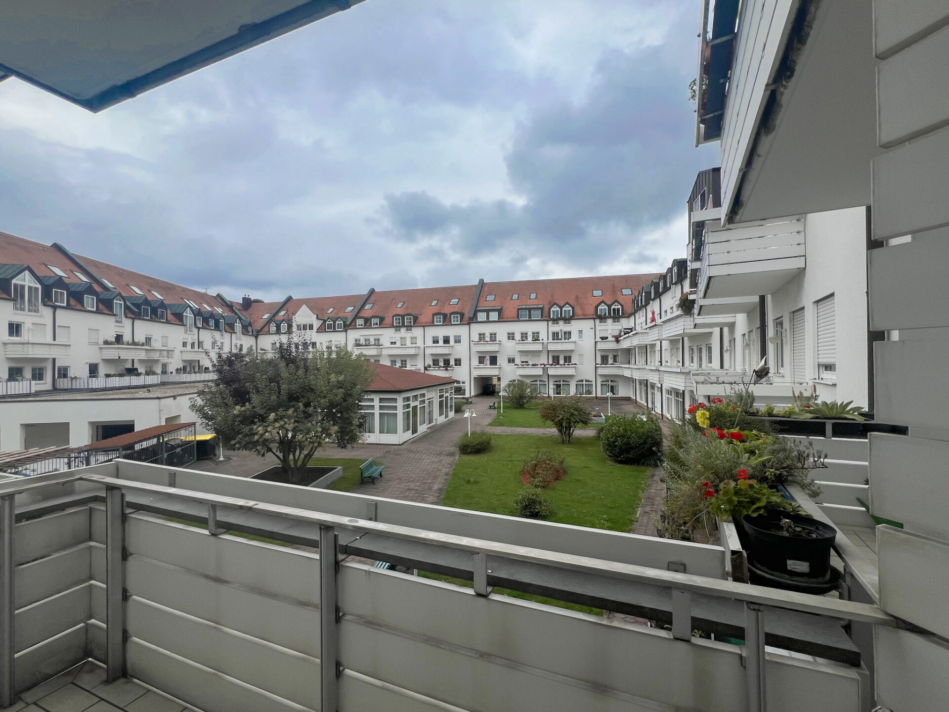 Balkon mit Innenhofblick