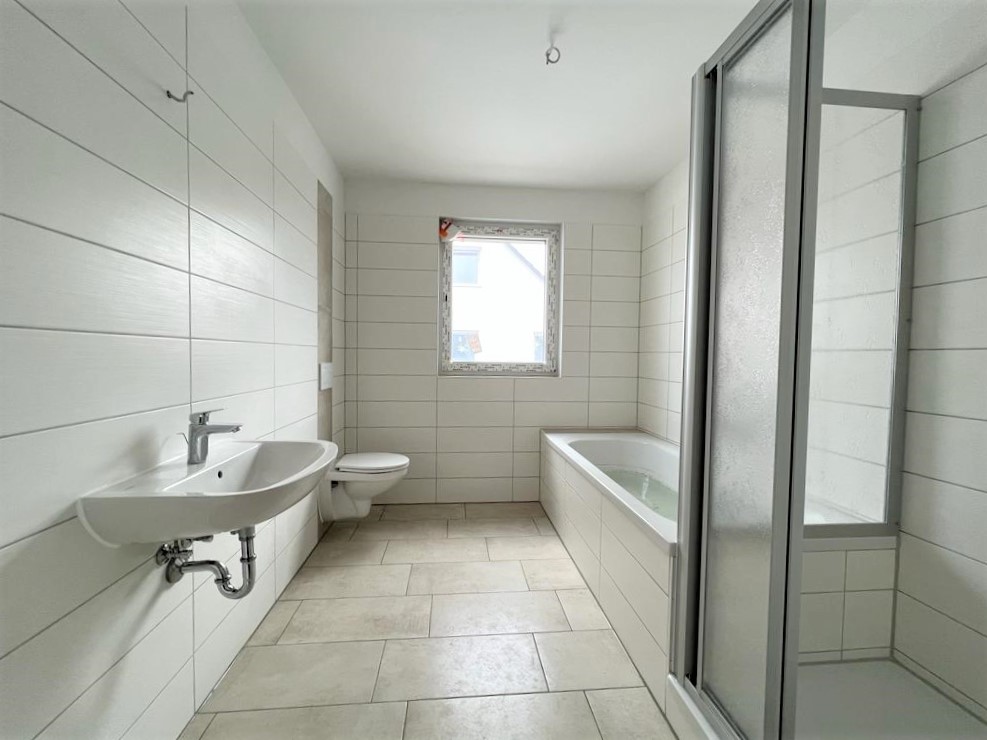 Musterwohnung Tageslichtbad mit Wanne und Dusche