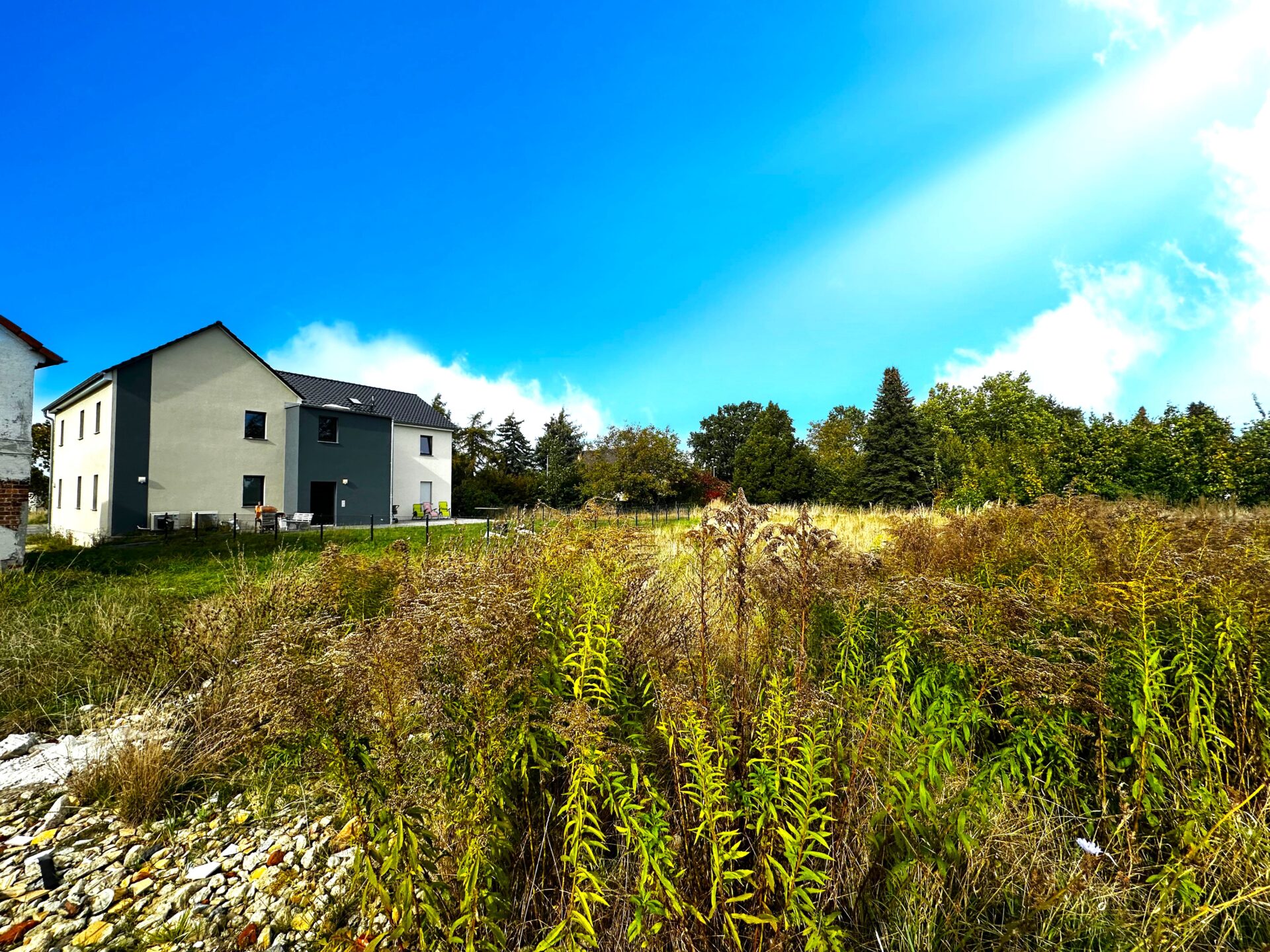 Grundstück mit Blick auf das gebaute Haus