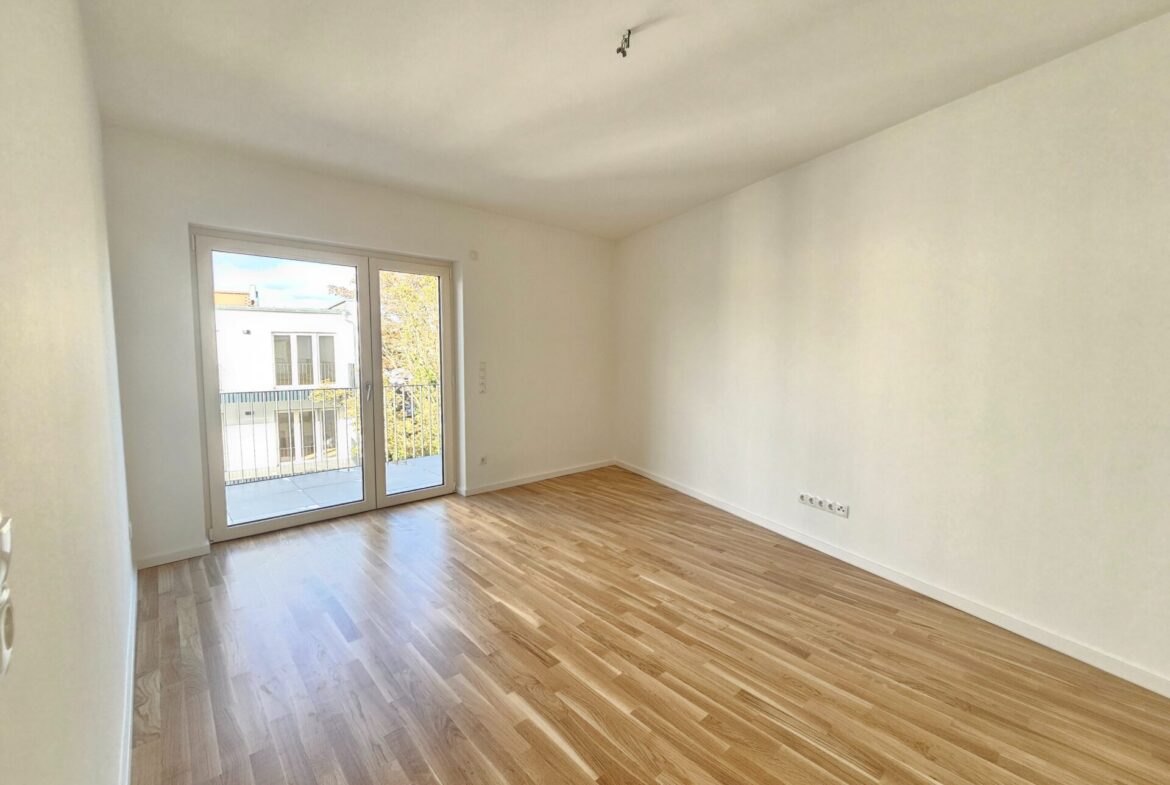 Schlafzimmer mit Zugang zum Balkon