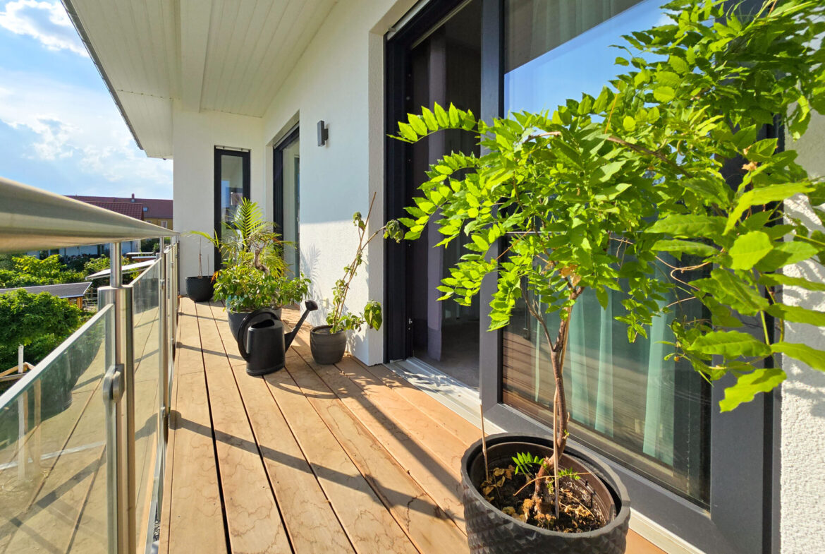 Sonniger Balkon vor dem Schlafzimmer