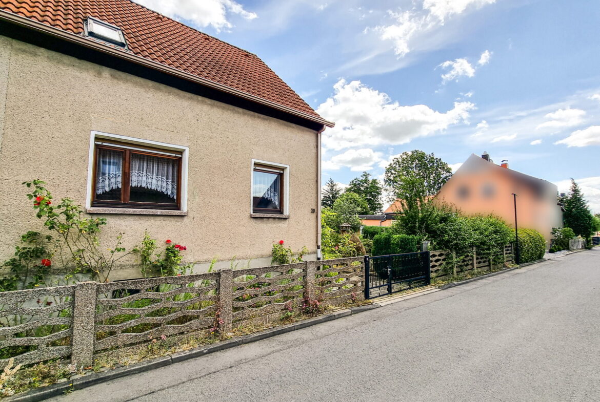 straßenseitige Gebäudeansicht