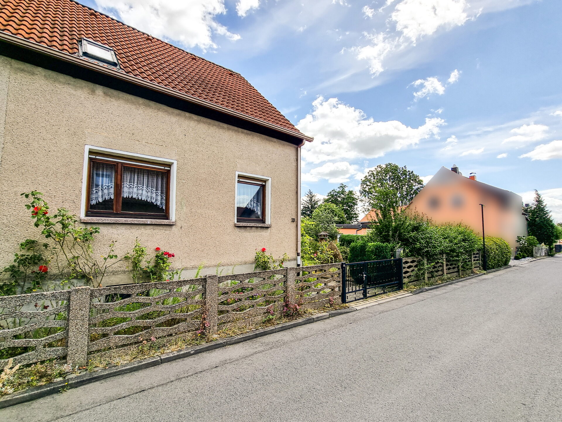 straßenseitige Gebäudeansicht