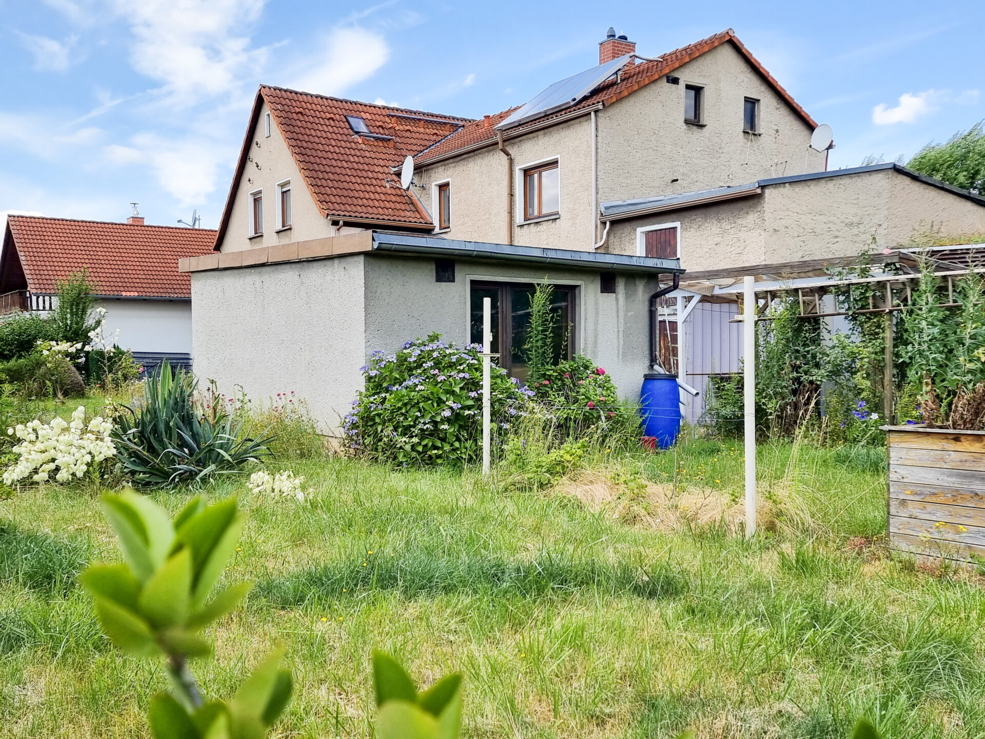 Ausblick aus dem Garten auf das Wohnhaus