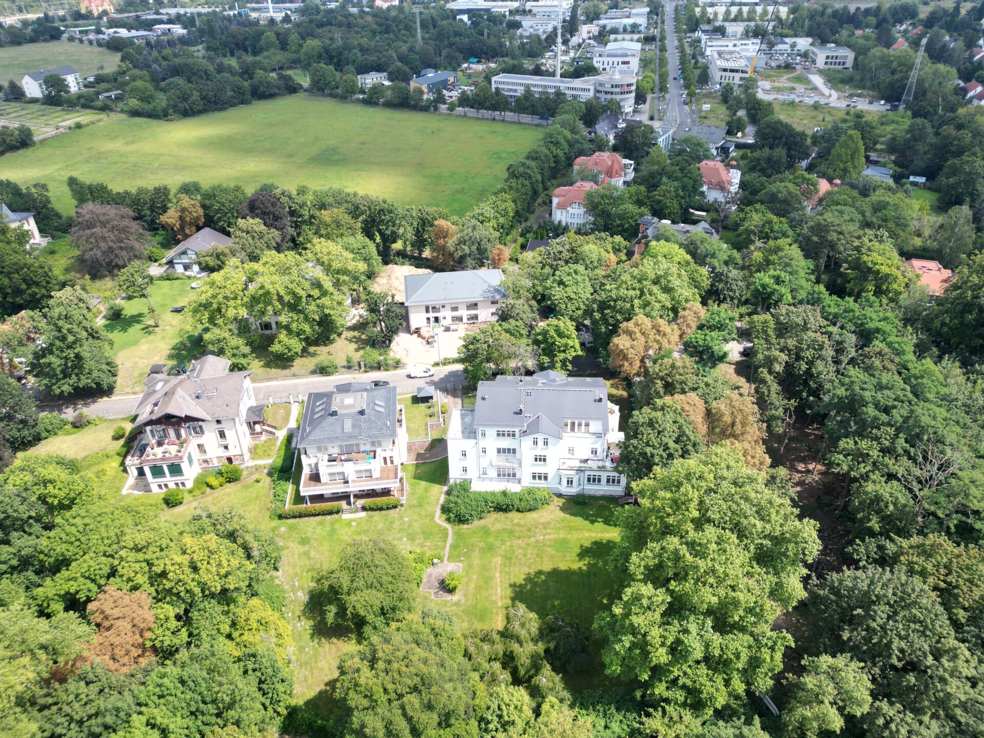 Weiße Villa mitten im Grünen