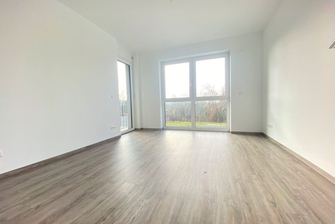 Schlafzimmer mit Zugang zum Balkon