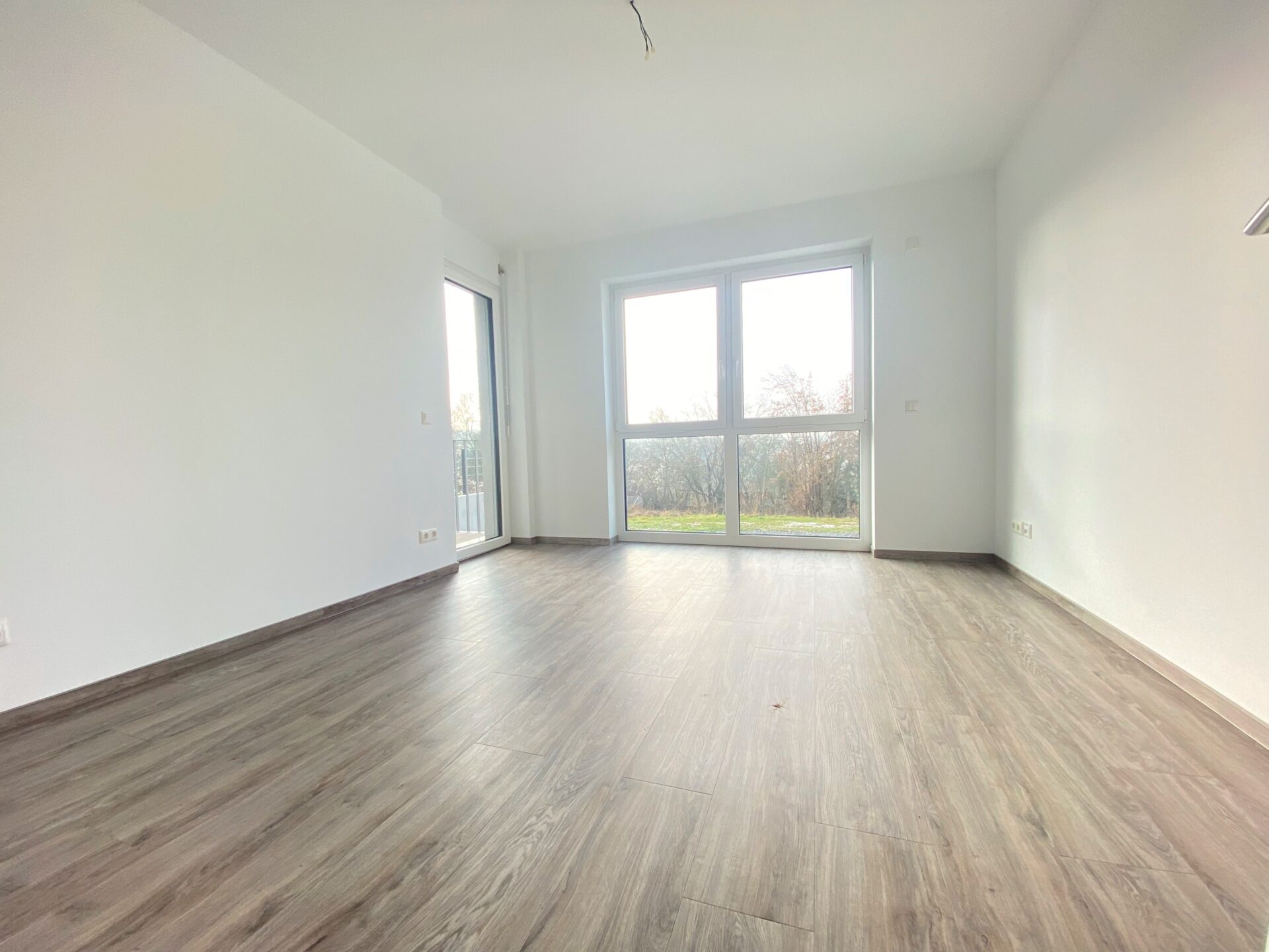 Schlafzimmer mit Zugang zum Balkon