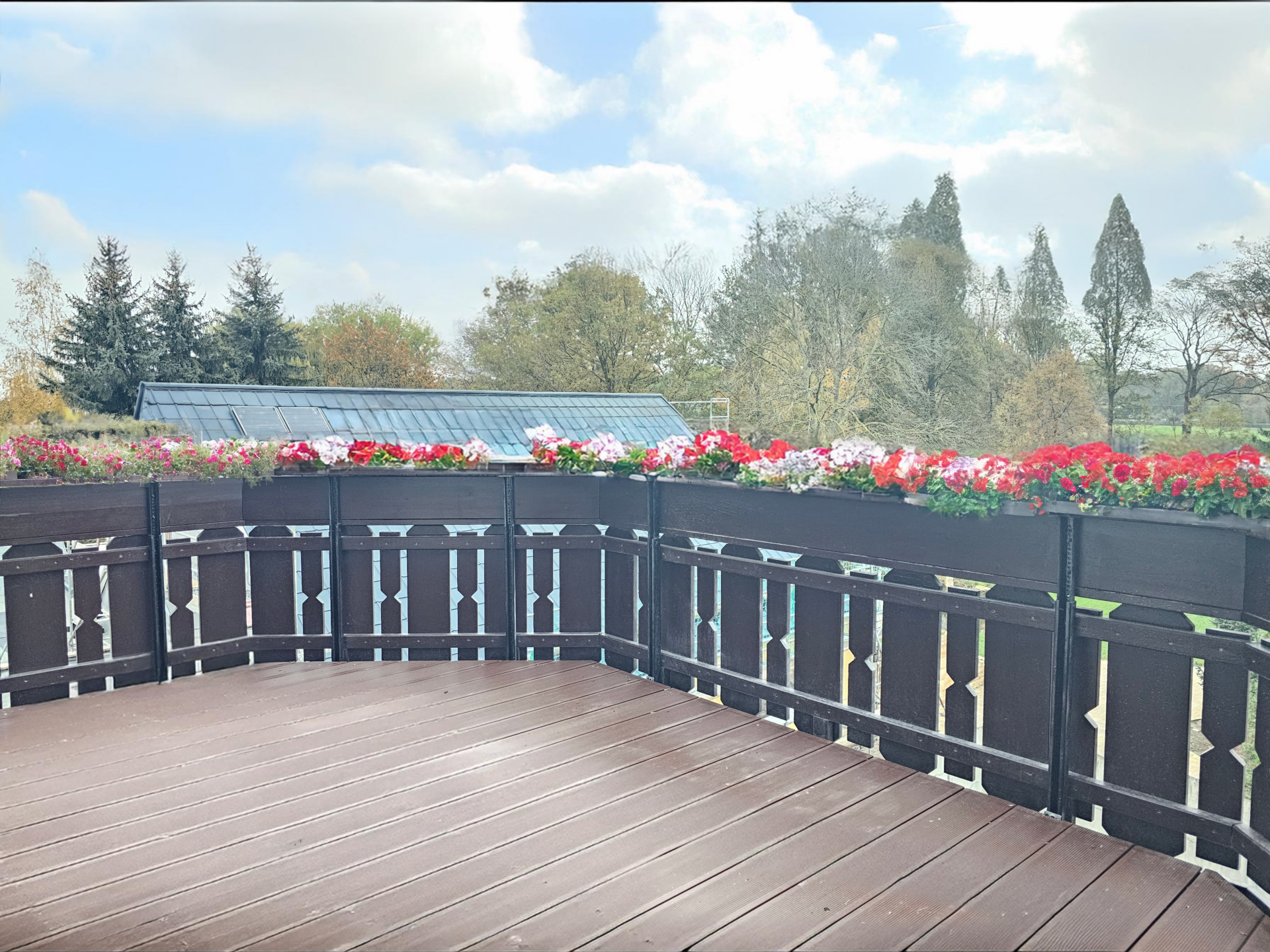 Großer Balkon mit Blick ins Grüne