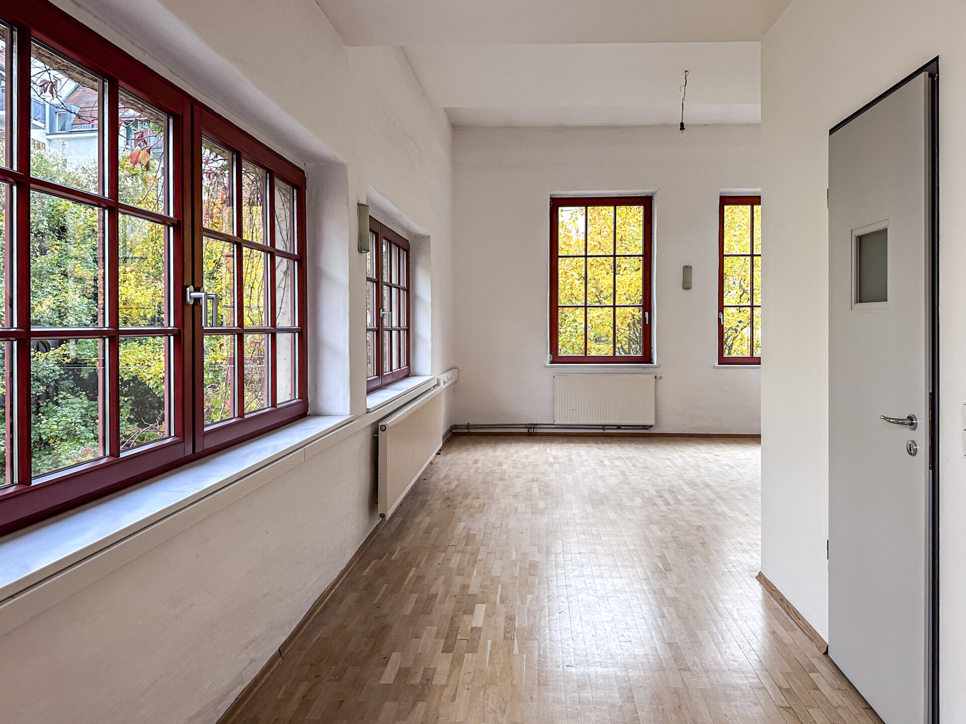 Blick vom Schlafzimmer auf den Wohnbereich und den Zugang zum Bad