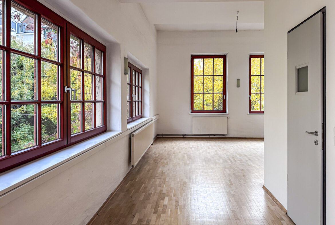 Blick vom Schlafzimmer auf den Wohnbereich und den Zugang zum Bad