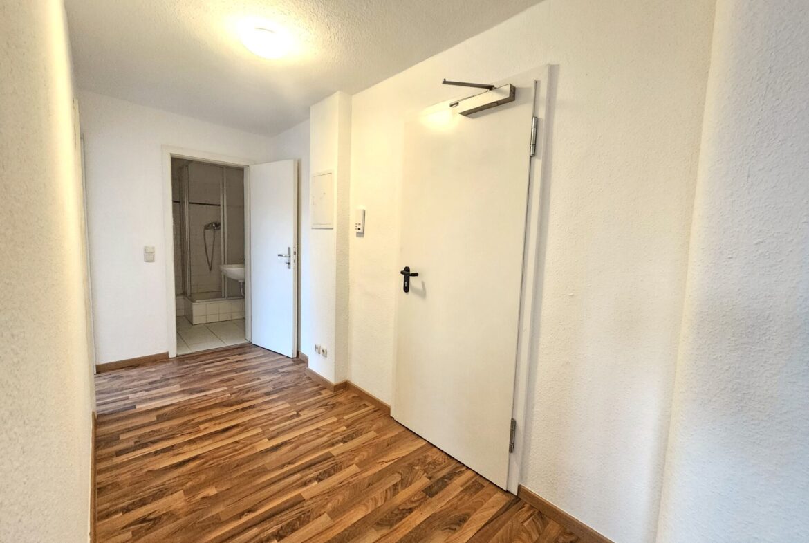 großer Flur mit Blick auf die Wohnungstür