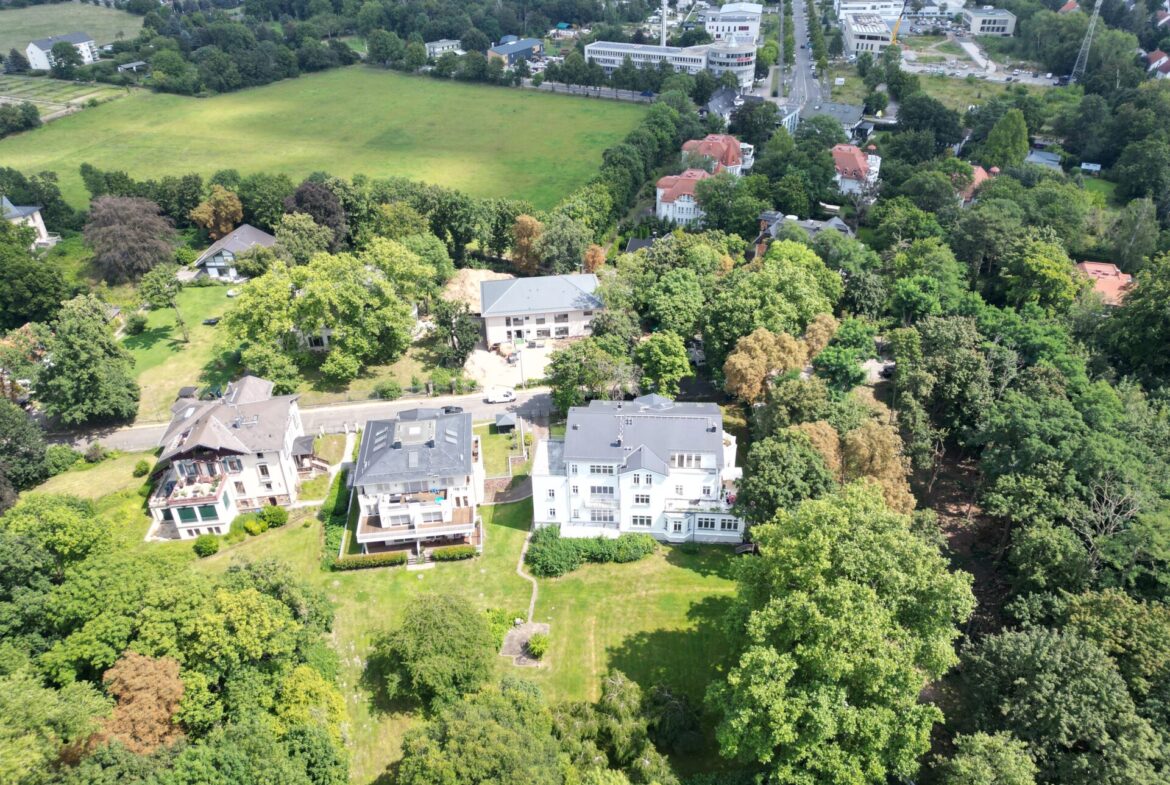 Weiße Villa mitten im Grünen