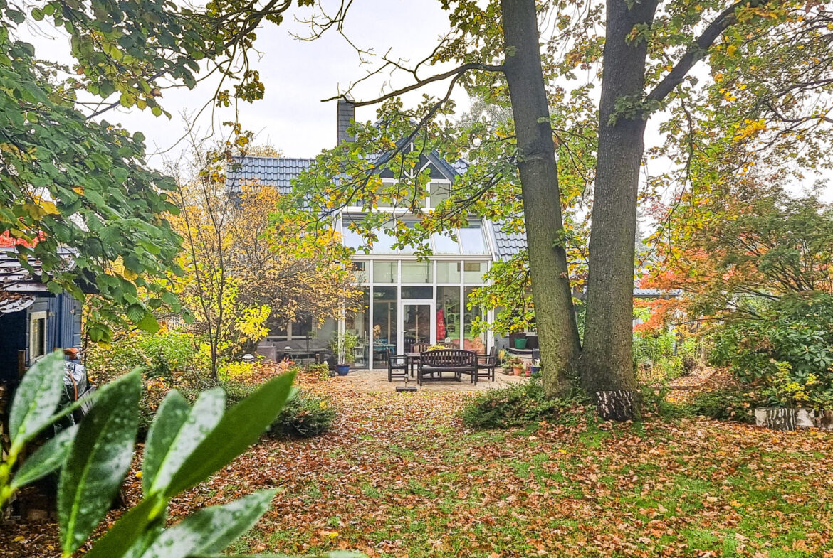 Garten mit Blick zur Gebäuderückseite