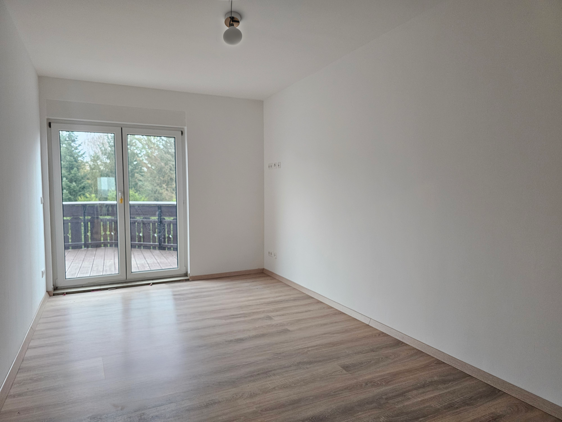 Kinderzimmer mit Zugang zum Balkon