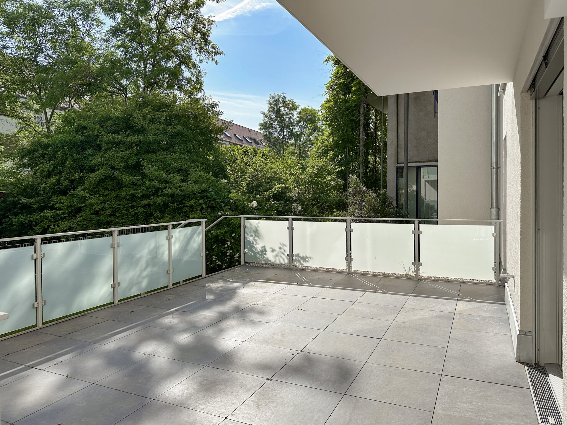 Großzügige Terrasse mit Blick ins Grüne