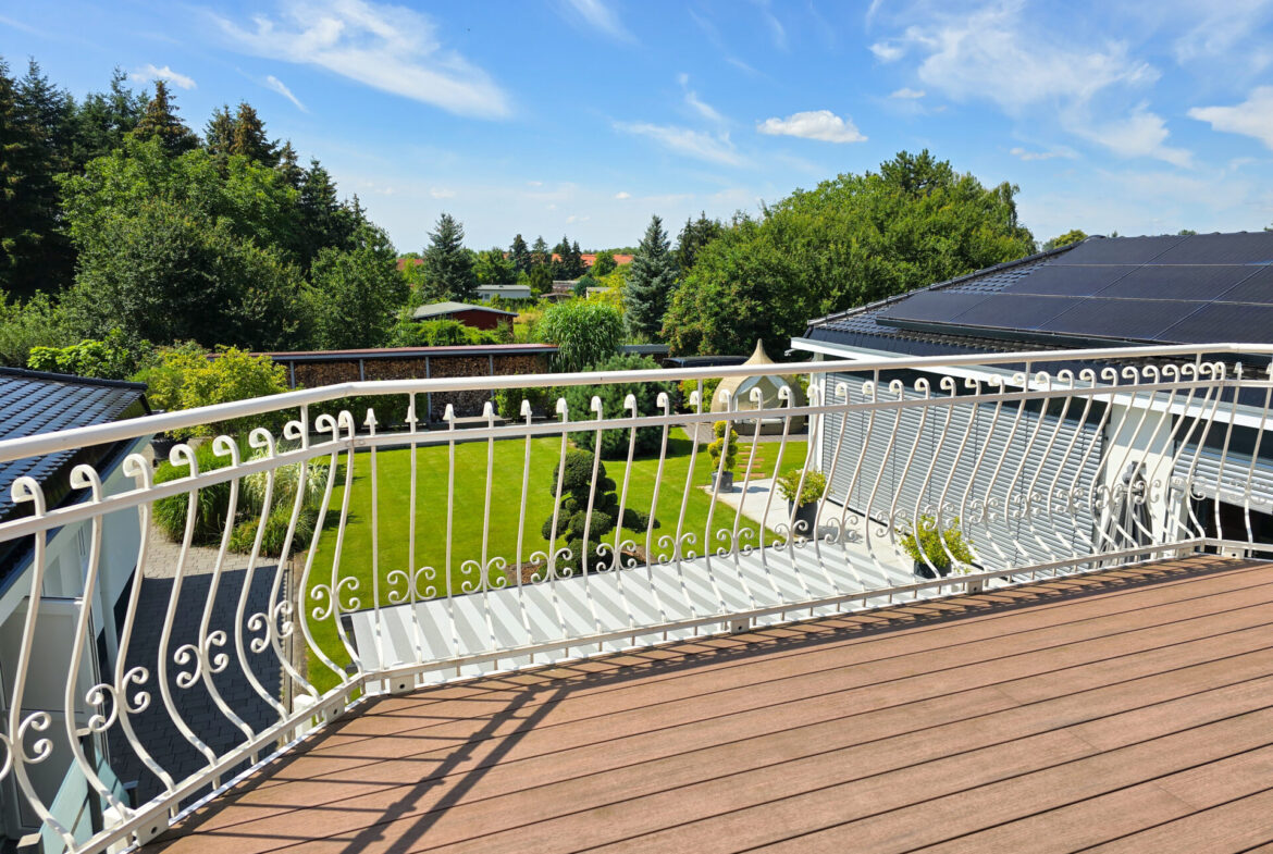 Balkon mit Blick auf das Grundstück