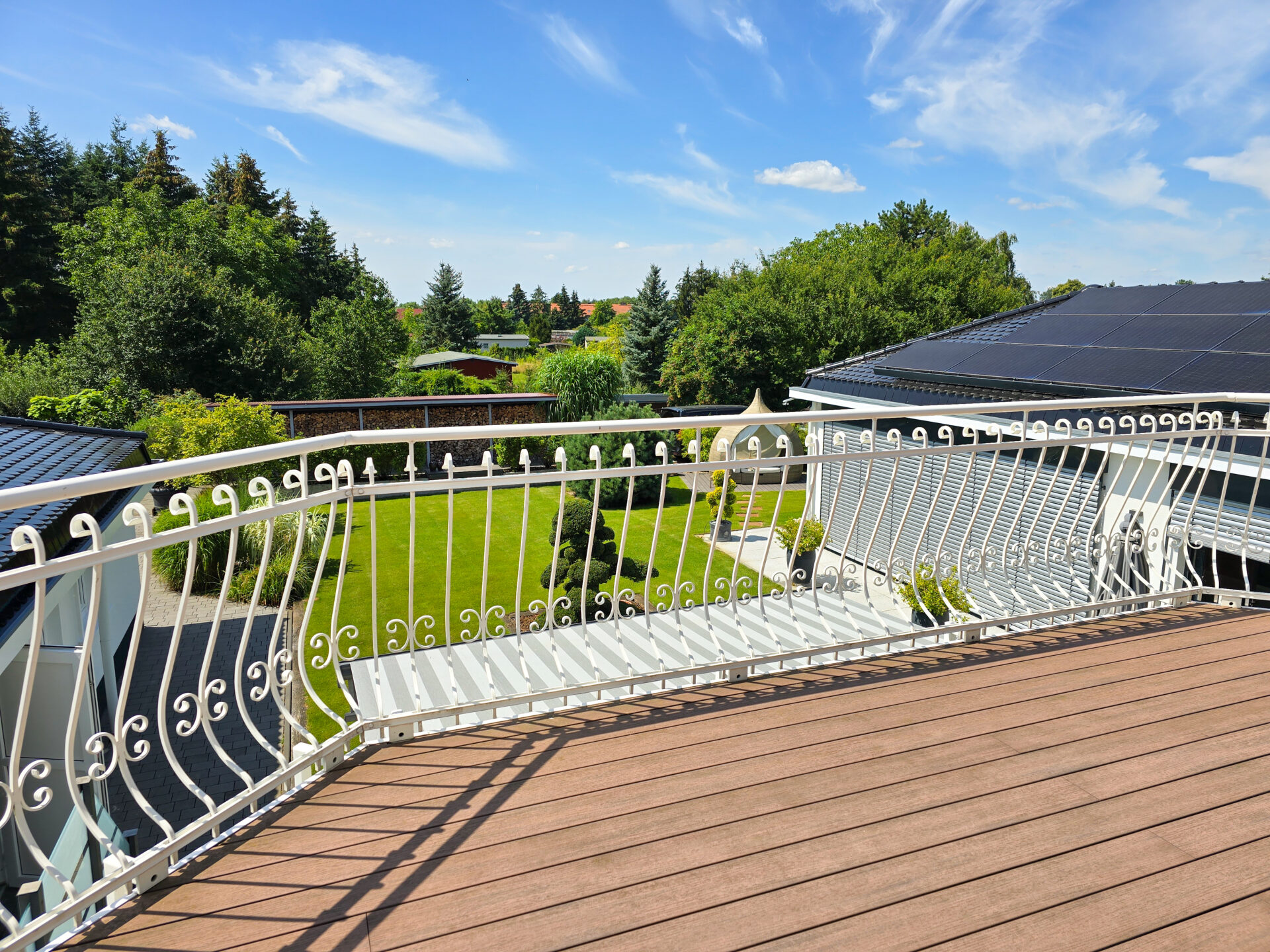 Balkon mit Blick auf das Grundstück