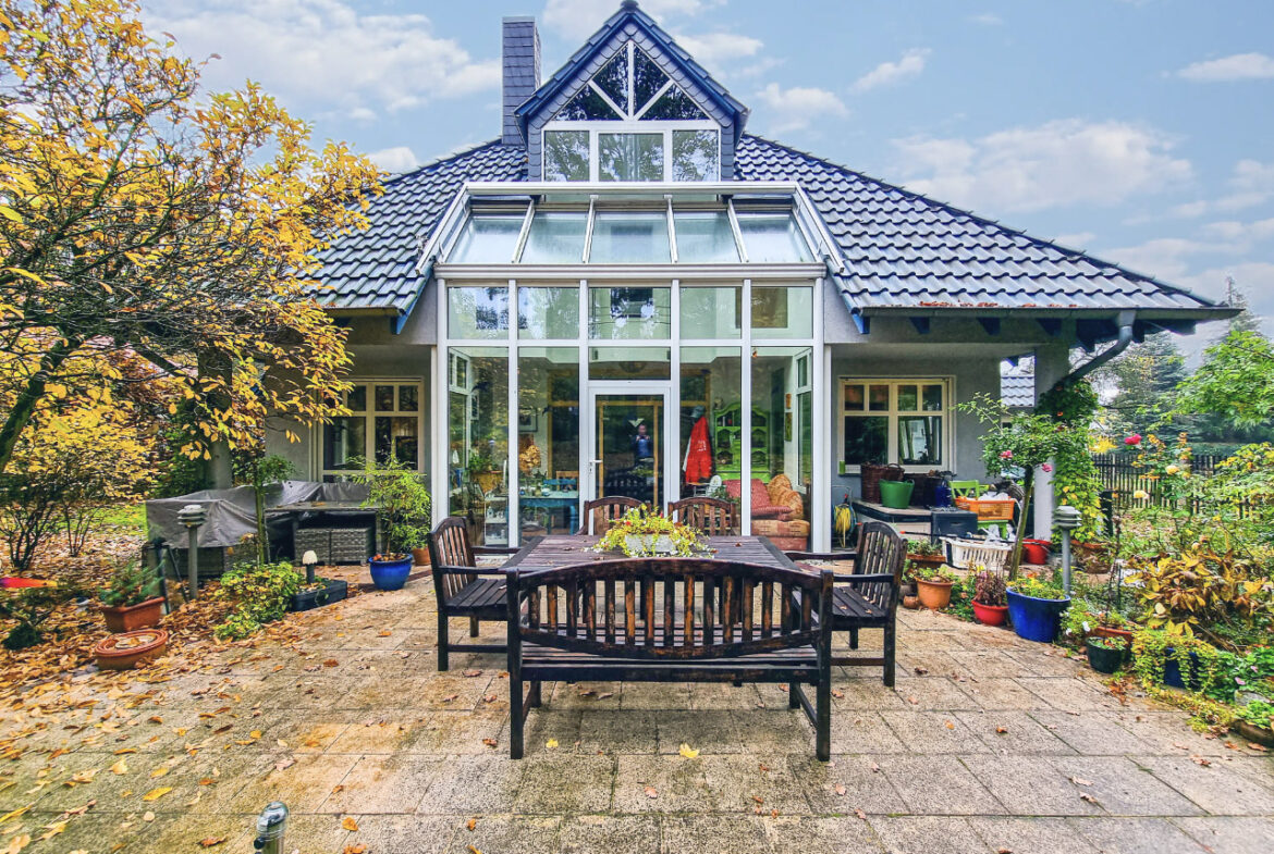 Wintergarten mit angrenzender Terrasse