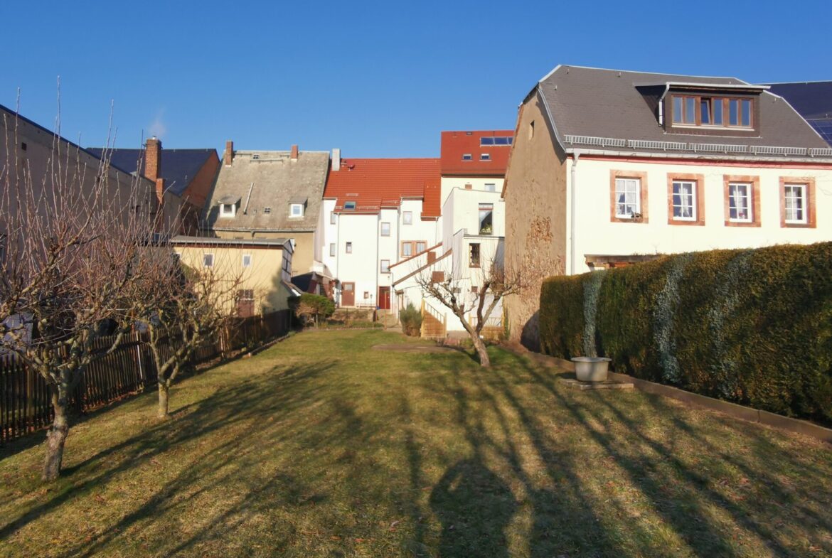 Blick zum Haus vom gepflegten Grundstück aus