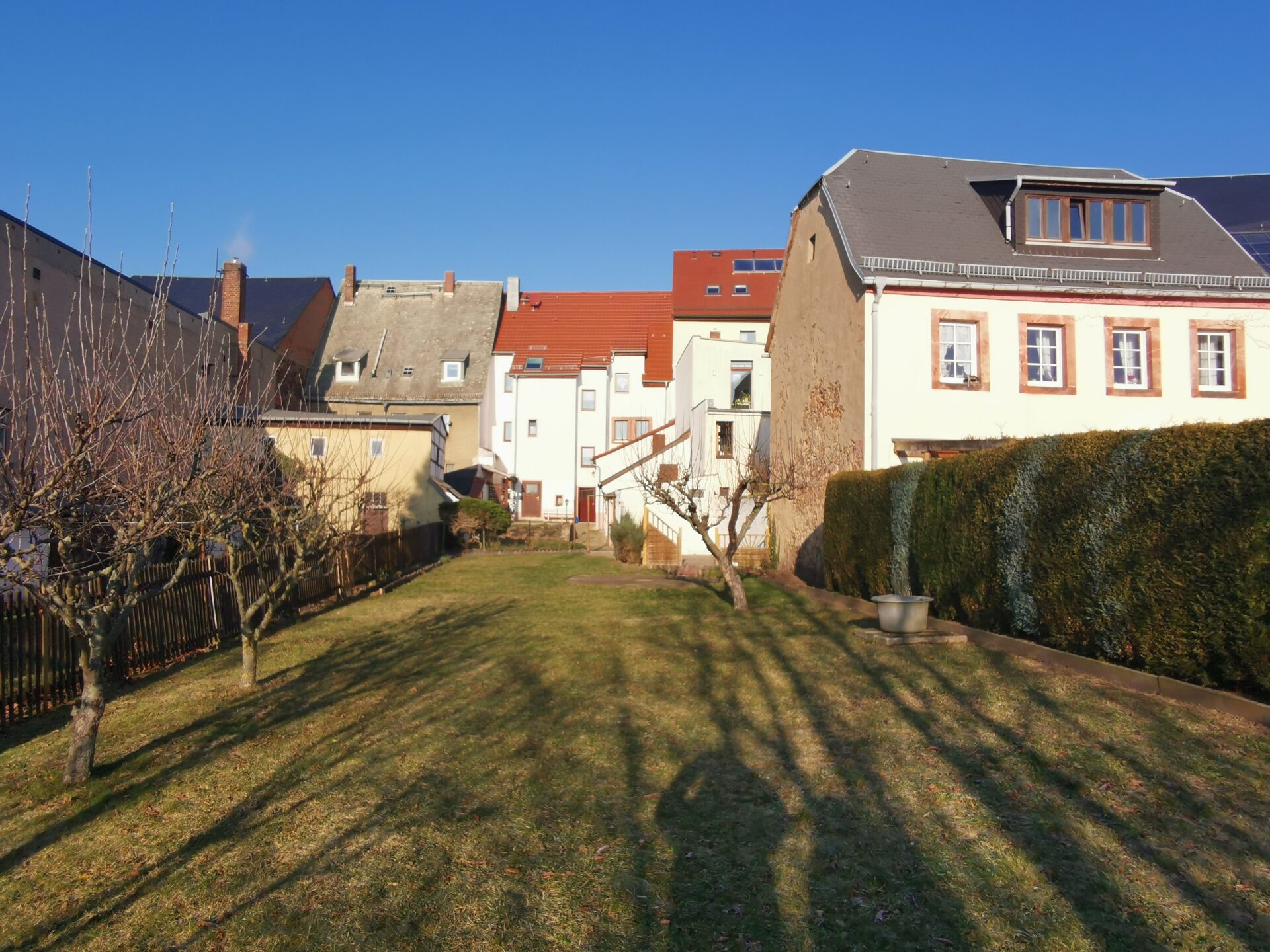 Blick zum Haus vom gepflegten Grundstück aus