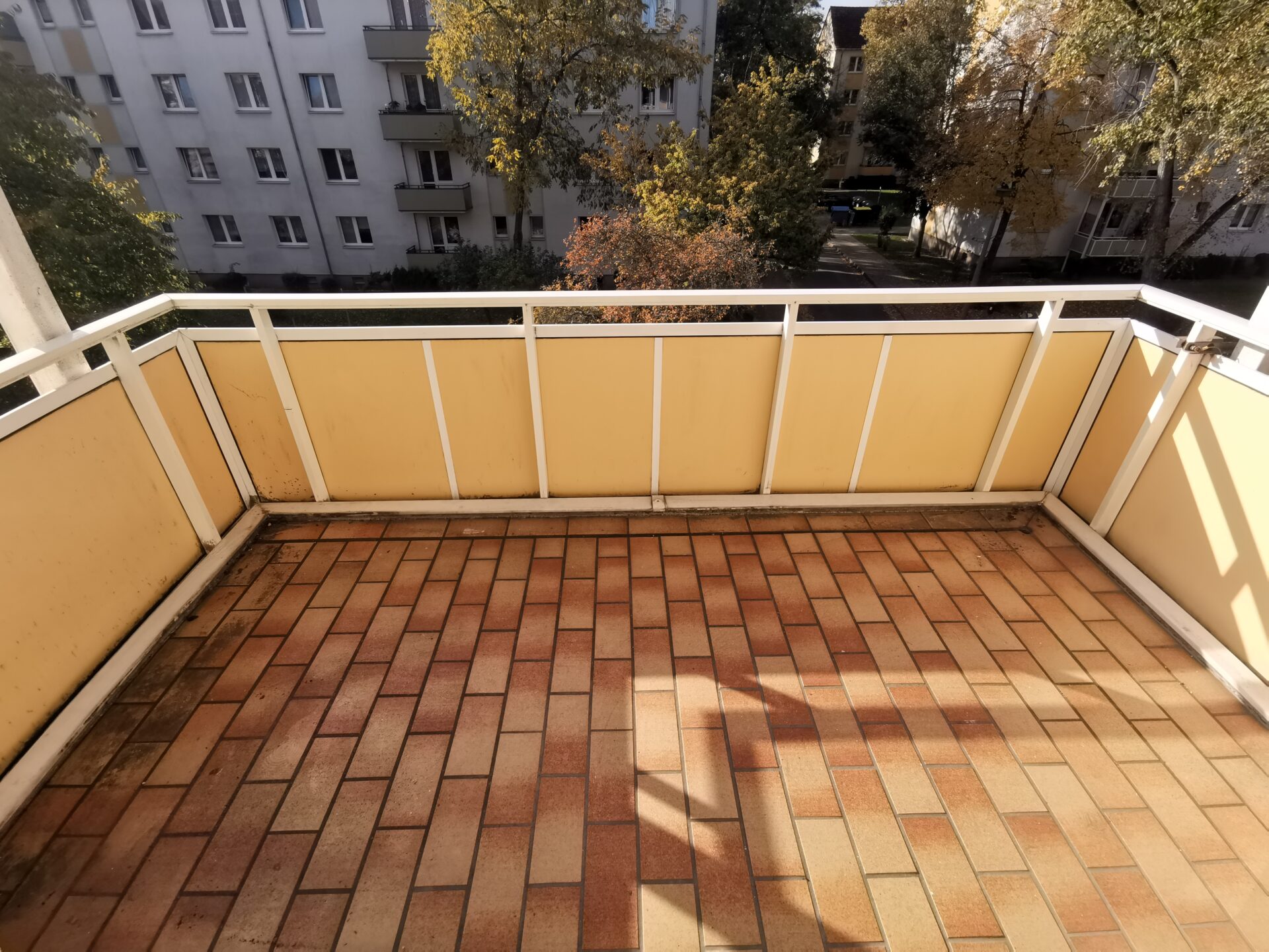 Großer sonniger Balkon