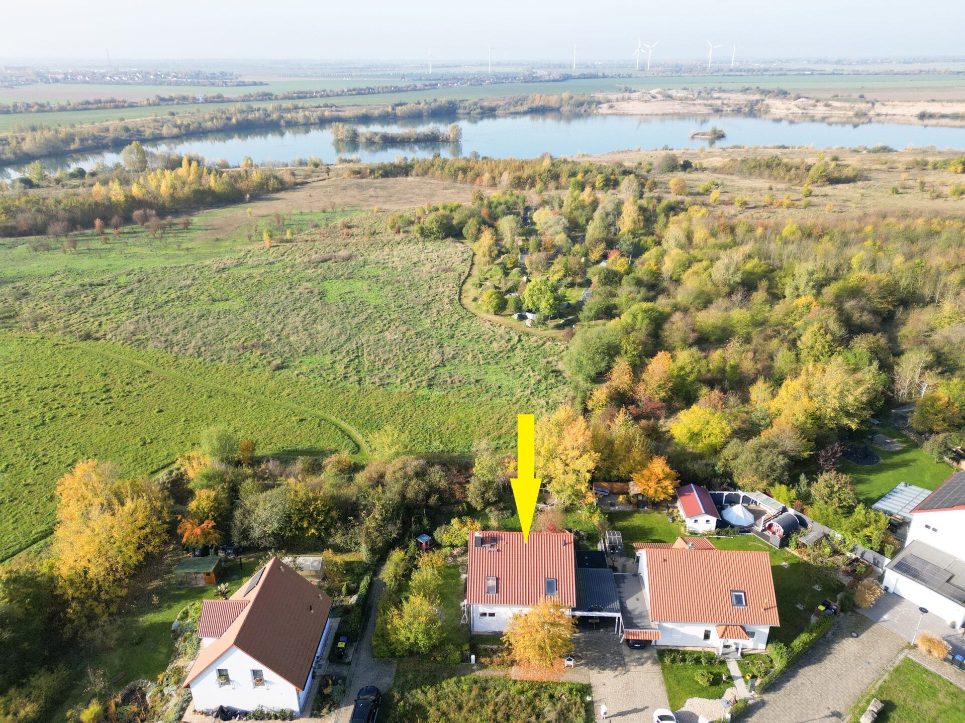 Lage direkt am Feldrand und in Seenähe