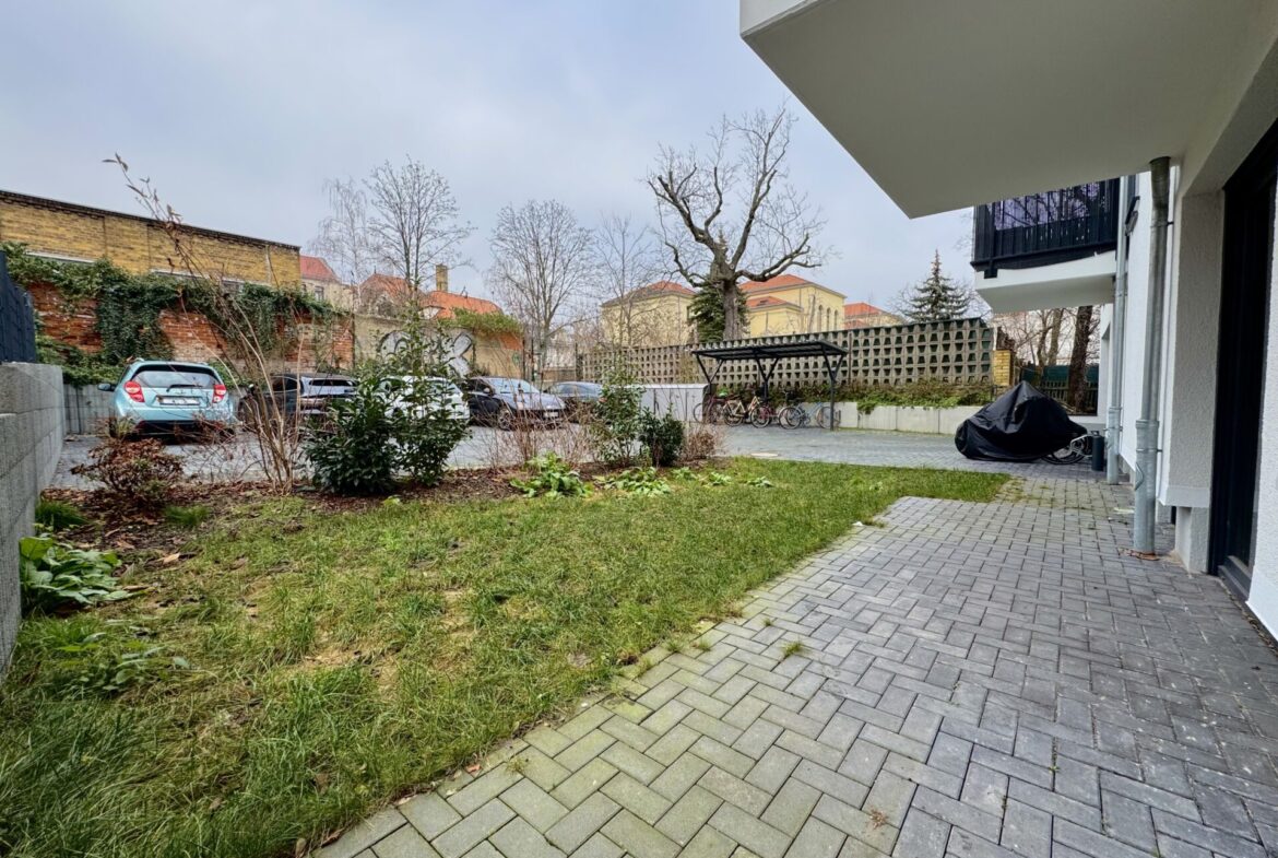 Terrasse mit Zugang zum Garten (Diesen dürfen Sie mit Sichtschutz für mehr Privatsphäre umzäunen)