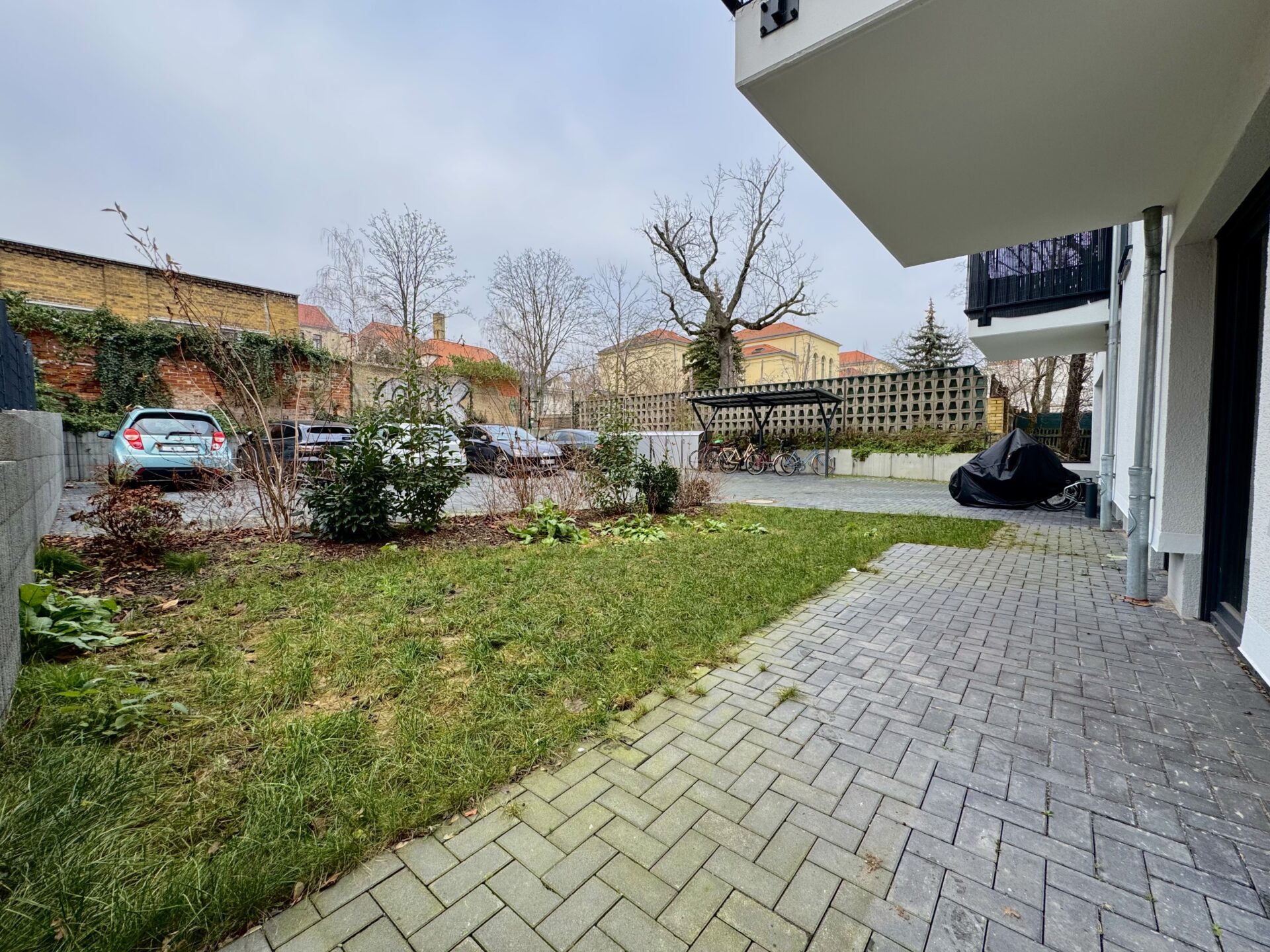 Terrasse mit Zugang zum Garten (Diesen dürfen Sie mit Sichtschutz für mehr Privatsphäre umzäunen)