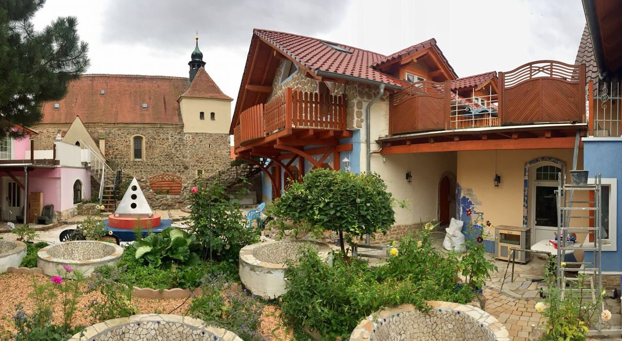 Badebecken vor der Pension mit Blick zur Kirche