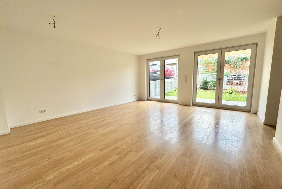 Geräumiges Wohnzimmer mit Terrassenzugang