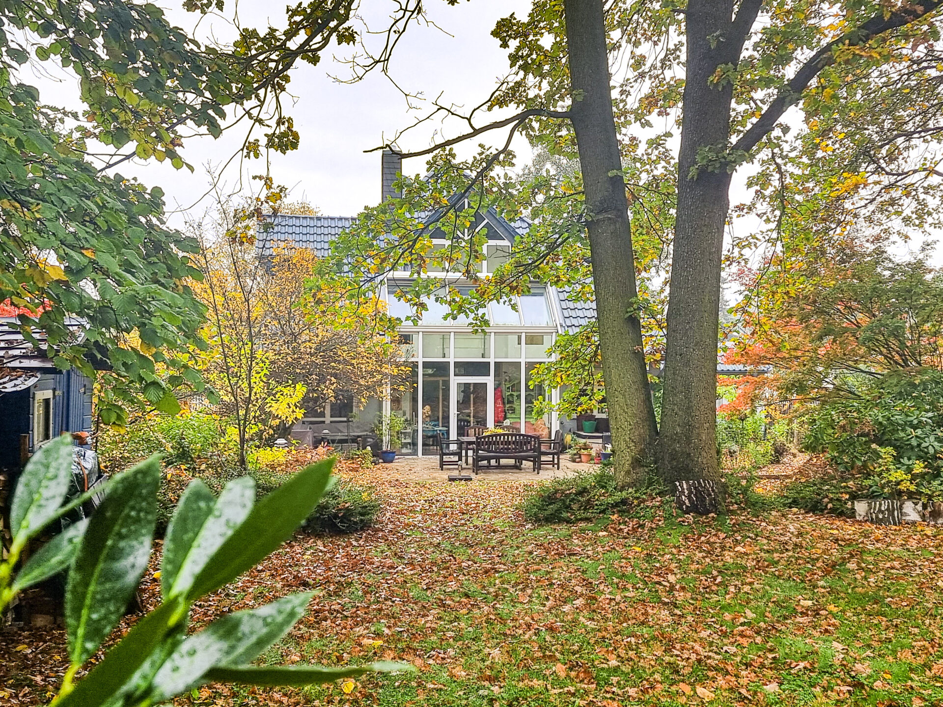 Garten mit Blick zur Gebäuderückseite