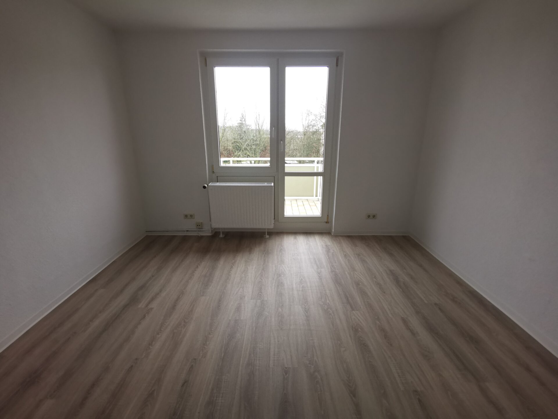 Wohnzimmer mit Balkon