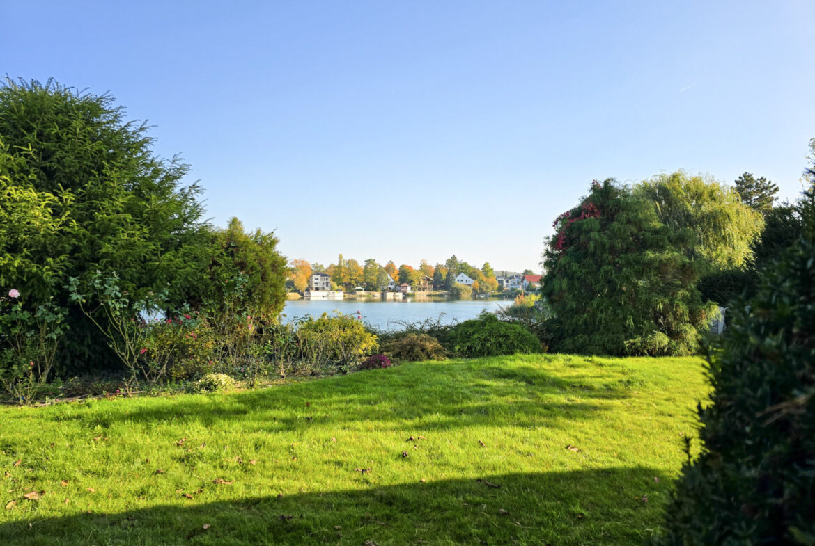 Blick auf den See von der unteren Ebene